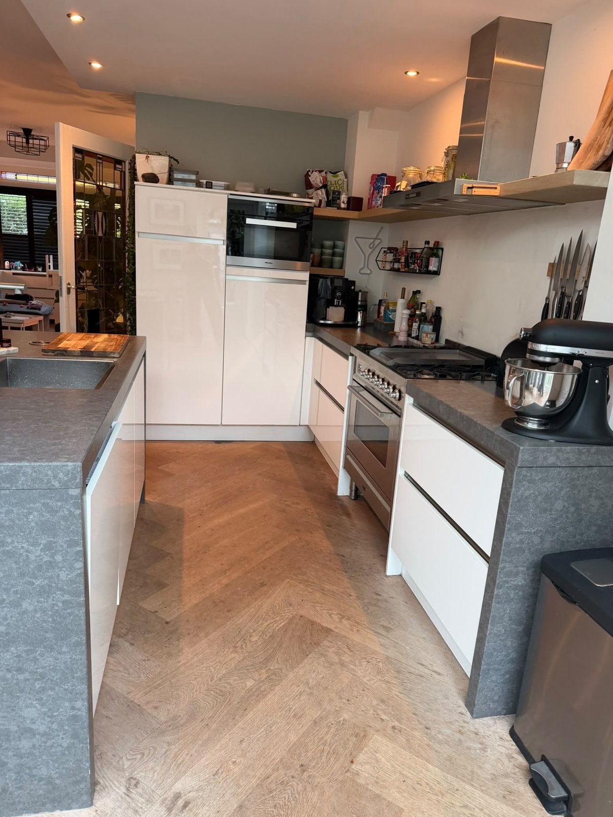 Moderne keuken met kookeiland en inbouwapparatuur, Wit, Ophalen of Verzenden, Zo goed als nieuw, Met kookeiland