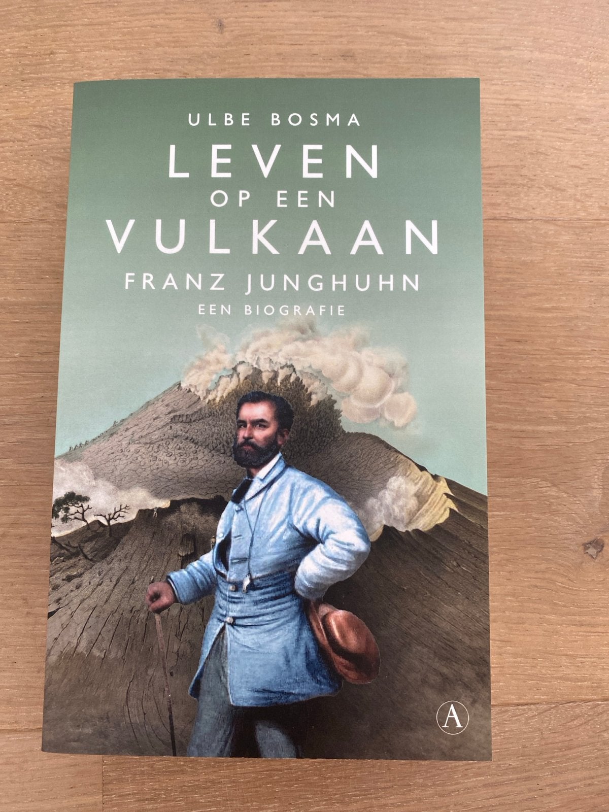 Boek: Leven op een vulkaan - Ulbe Bosma (Z.g.a.n.), Ophalen of Verzenden, Zo goed als nieuw, Overige