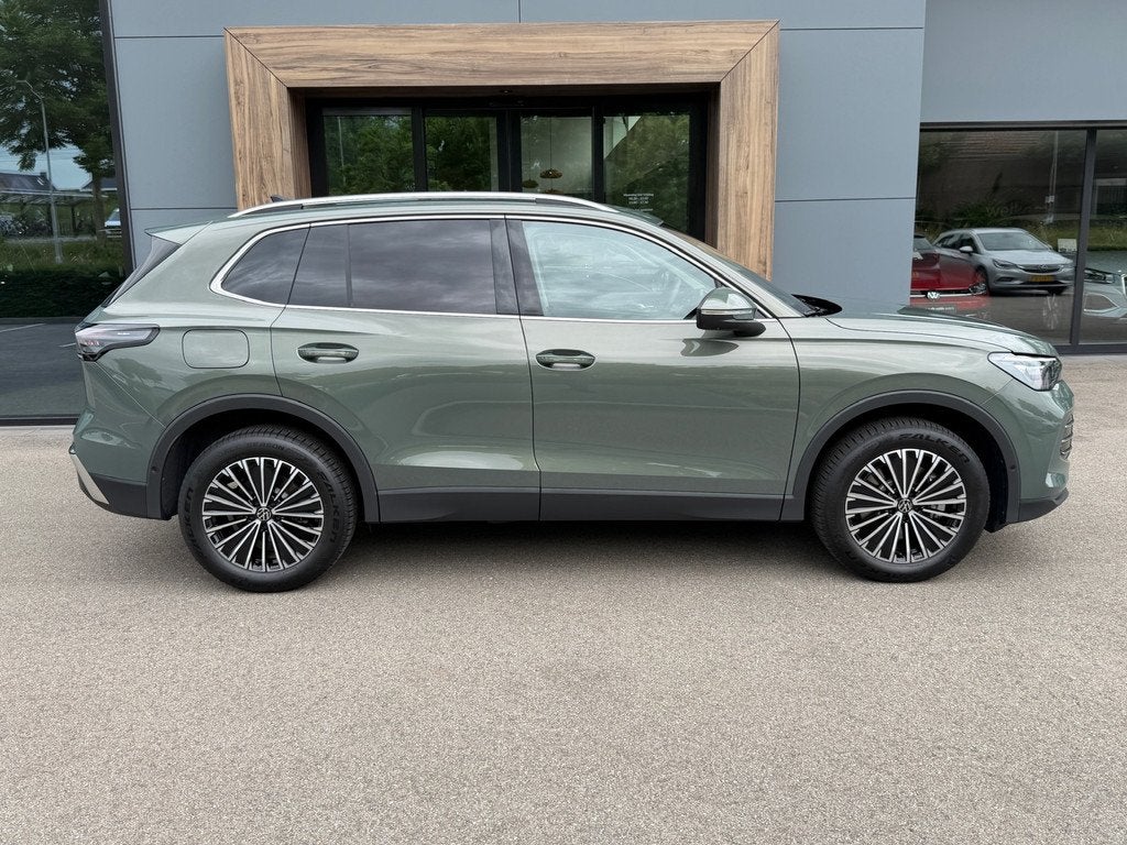 Volkswagen Tiguan 1.5 eHybrid Elegance 204pk | Trekhaak | 36, Auto's, Volkswagen, 12 maanden, Zwart, Lichtsensor, SUV of Terreinwagen