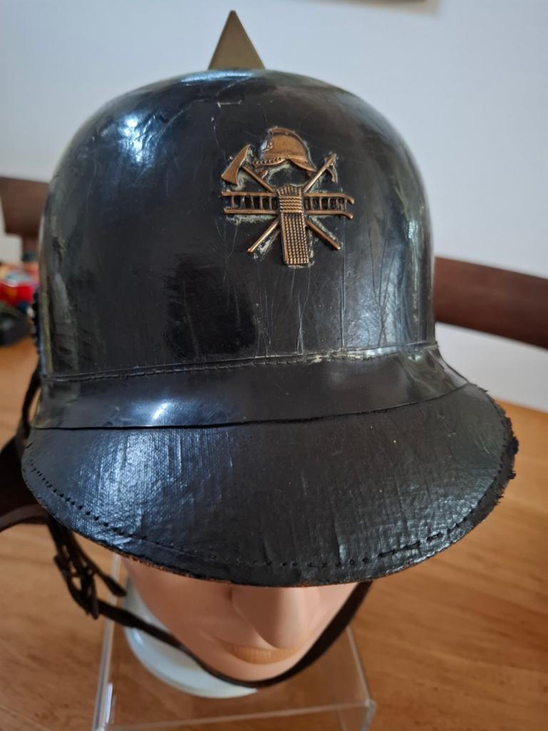 Antieke brandweer helm met embleem goede staat., Verzamelen, Militaria | Algemeen, Verzenden, Landmacht, Nederland, Helm of Baret