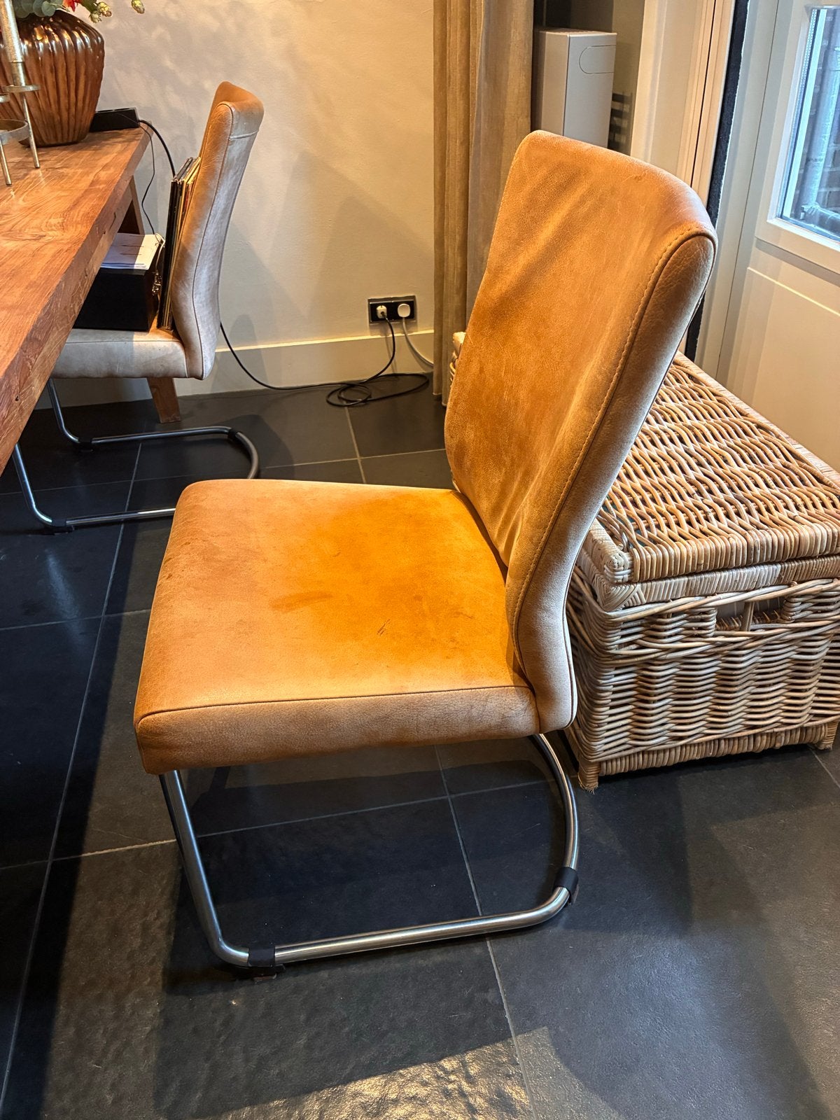 Comfortabele eetkamerstoel met metalen frame, Gebruikt, Bruin, Ophalen of Verzenden, Metaal