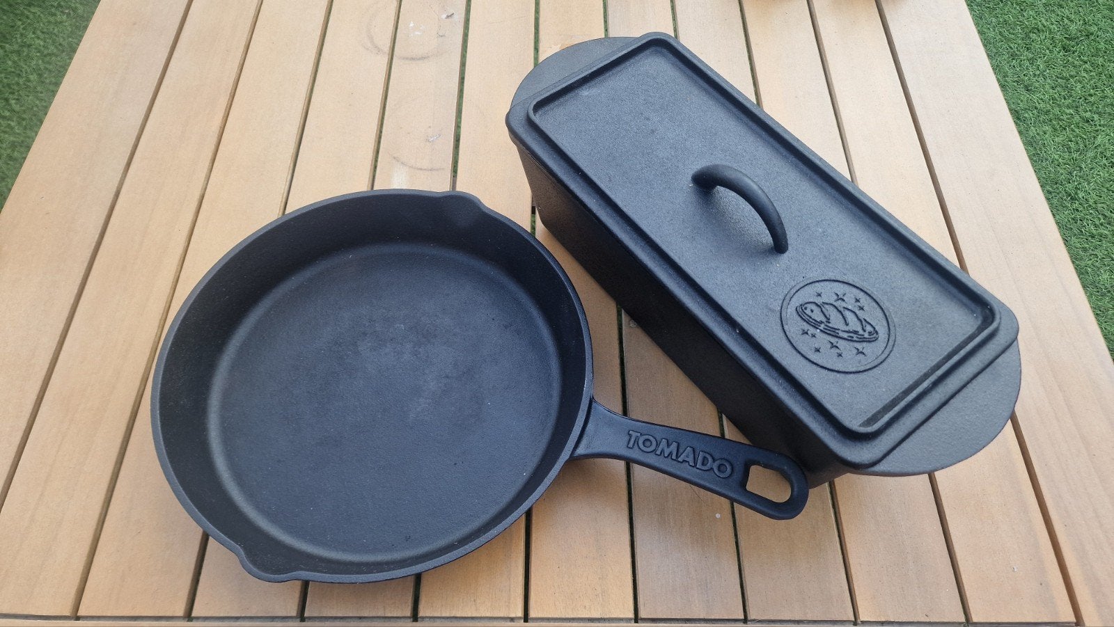 Gietijzeren Koekenpan en Broodbakvorm - Tomado, Huis en Inrichting, Keuken | Potten en Pannen, Ophalen, Gebruikt, Gietijzer, Koekenpan of Braadpan