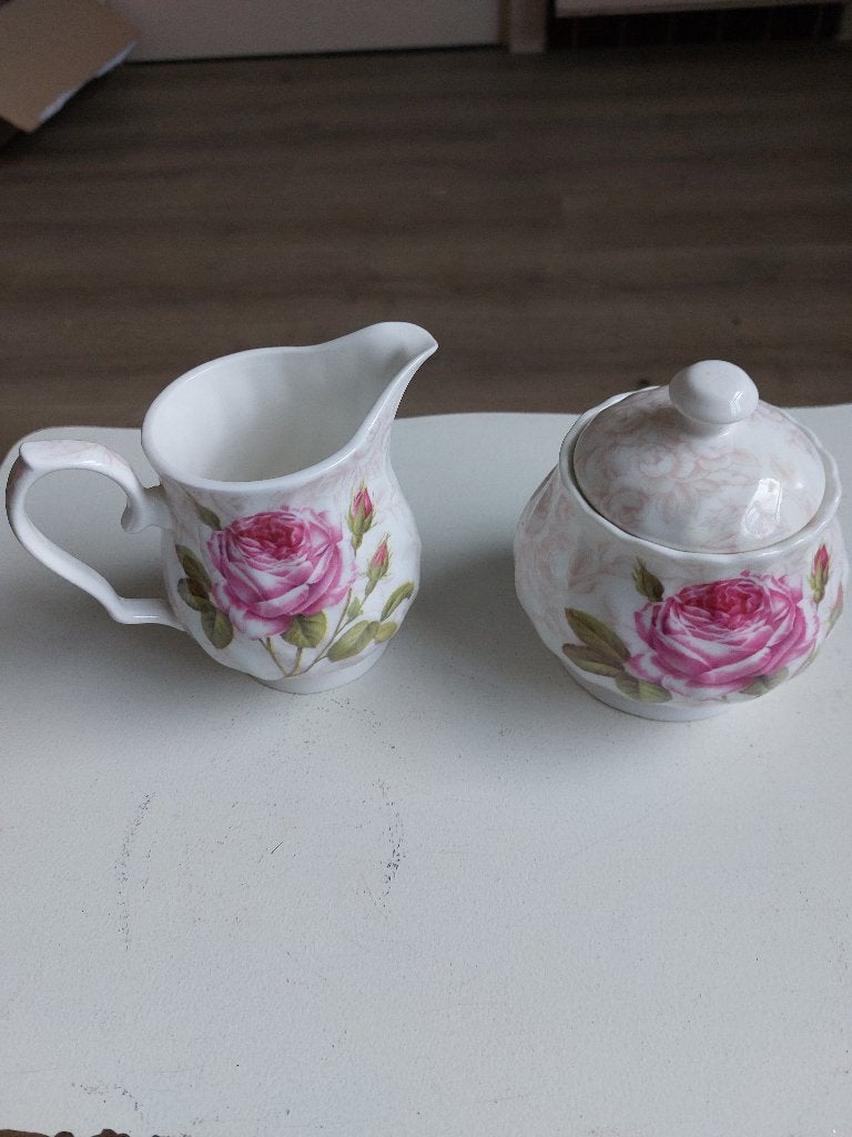 Melk en suiker set. Hoogte 10cm. Prijs is voor de set., Ophalen of Verzenden, Overige stijlen, Overige typen