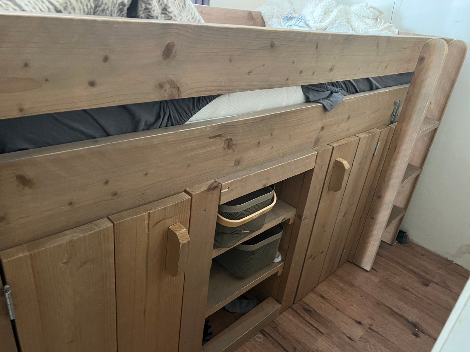 Houten hoogslaper met kastruimte en trapje, Ophalen, Gebruikt, Hoogslaper