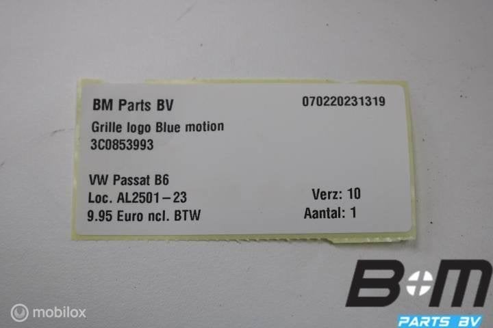 Foto 3 van Grille logo Bluemotion VW Passat B6 3C0853993