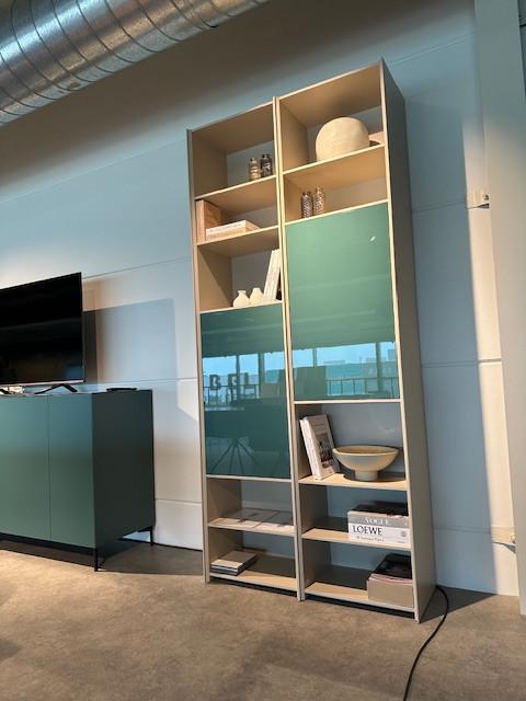 Boekenkast Form 1, Duitse topkwaliteit, Overige materialen, Met deur(en), 100 tot 150 cm, 200 cm of meer