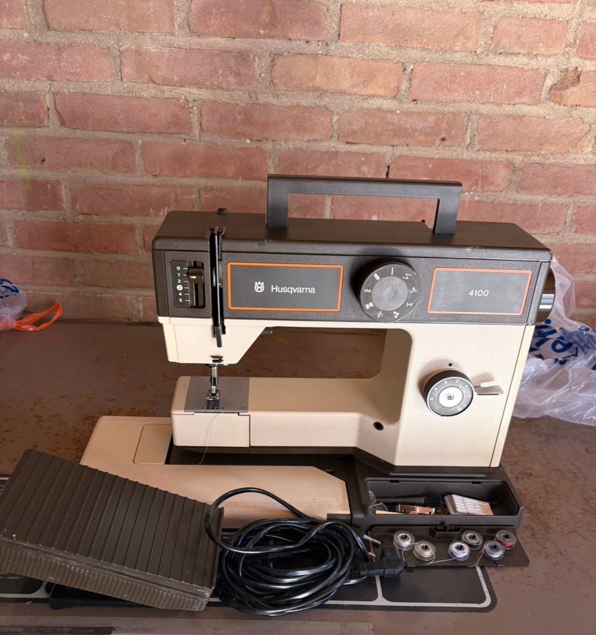 Husqvarna 4100 naaimachine - motor en licht werken, compleet, Ophalen, Gebruikt, Naaimachine, Husqvarna