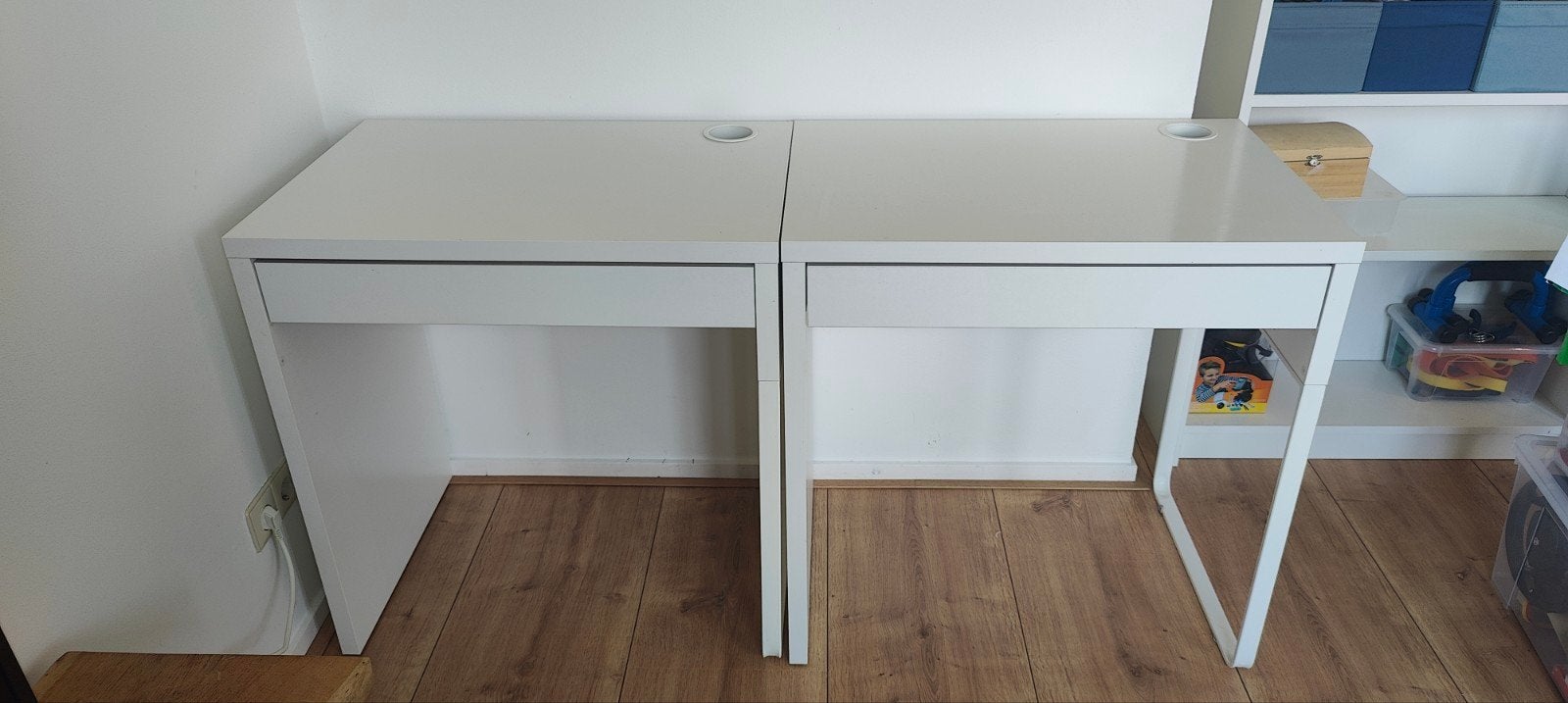 1 of 2 bureaus met lade, Micke van ikea, Ophalen, Met lades, Zo goed als nieuw