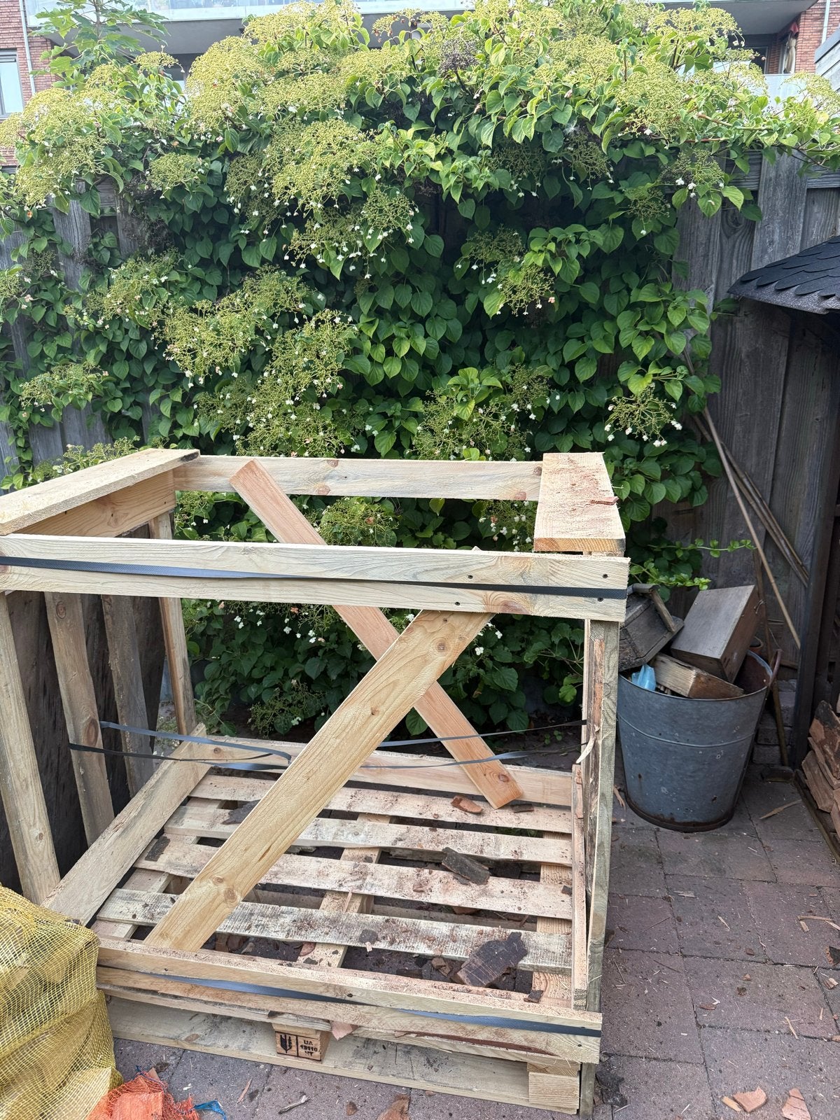 Stevige houten kist voor haardhout, Tuin en Terras, Haardhout, Minder dan 3 m³, Ophalen, Overige houtsoorten, Blokken