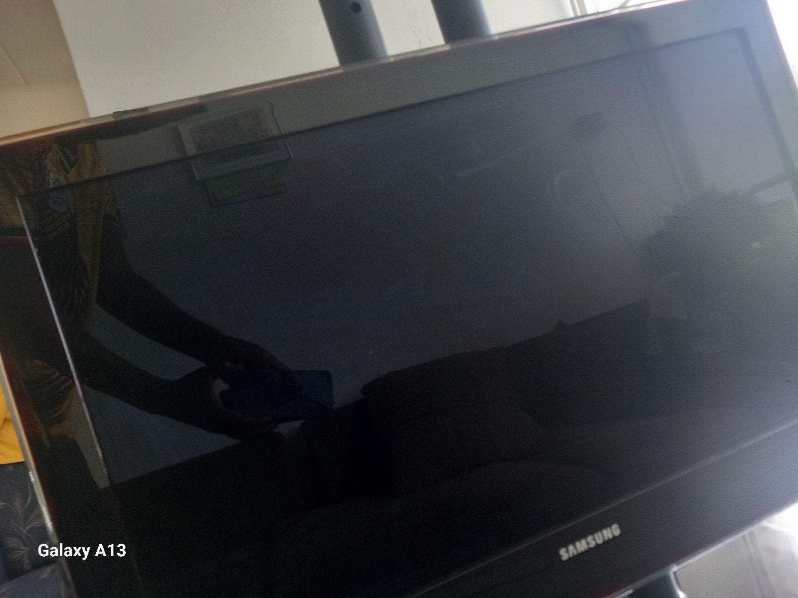 ​Samsung 32 inch TV – Inclusief stevige voet, muurbeugel, af, Ophalen, LED, Zo goed als nieuw, 100 Hz