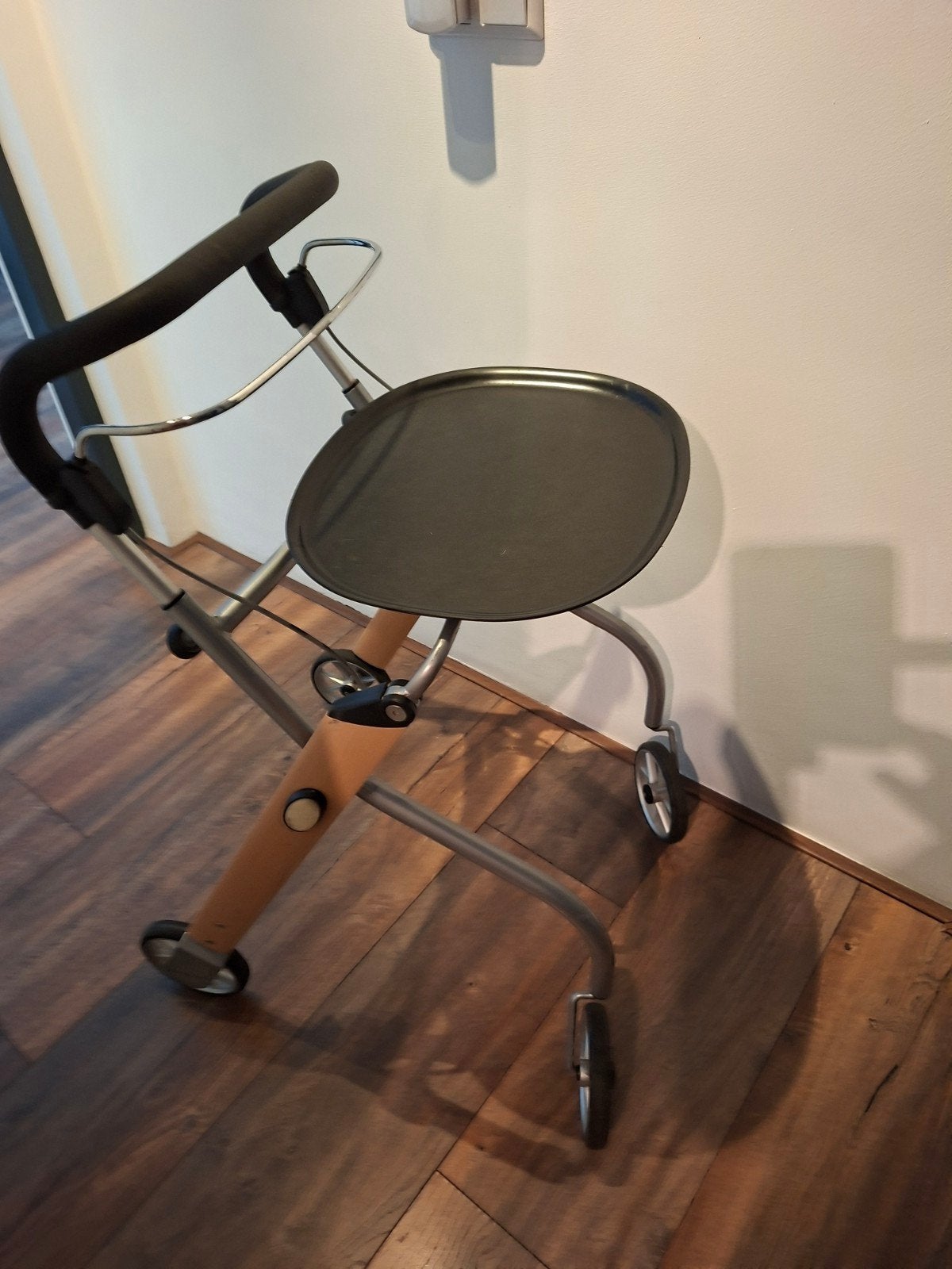 Binnenrollator., Ophalen, Lichtgewicht