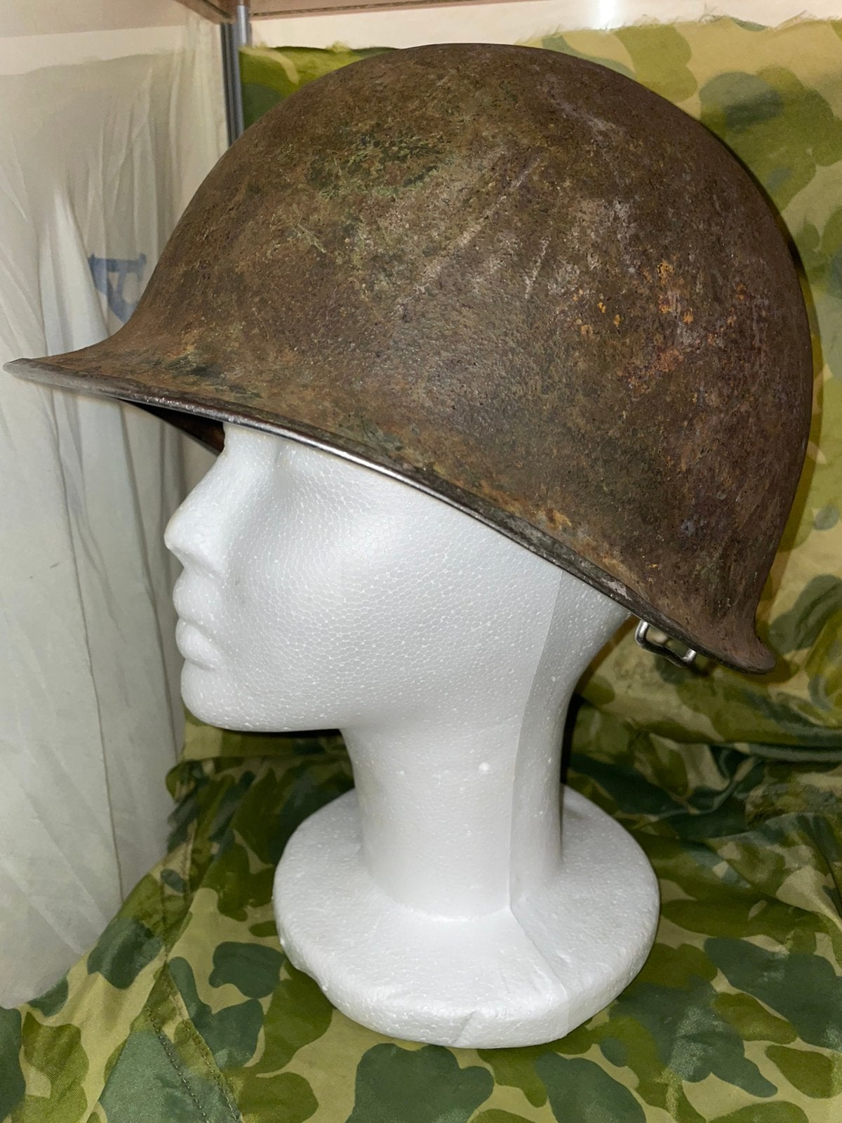 Ww2 us helm fixed bale fire stone, Verzamelen, Ophalen of Verzenden, Amerika, Helm of Baret
