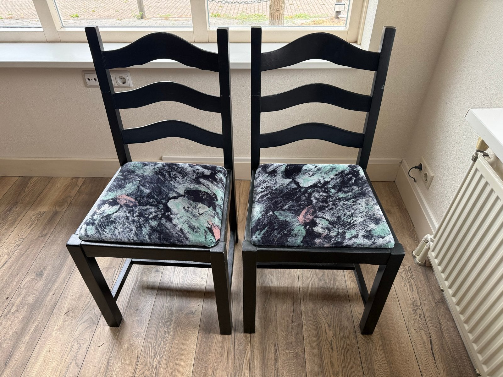 Set van 2 zwarte houten stoelen met gestoffeerde zitting, Ophalen, Gebruikt, Twee, Zwart