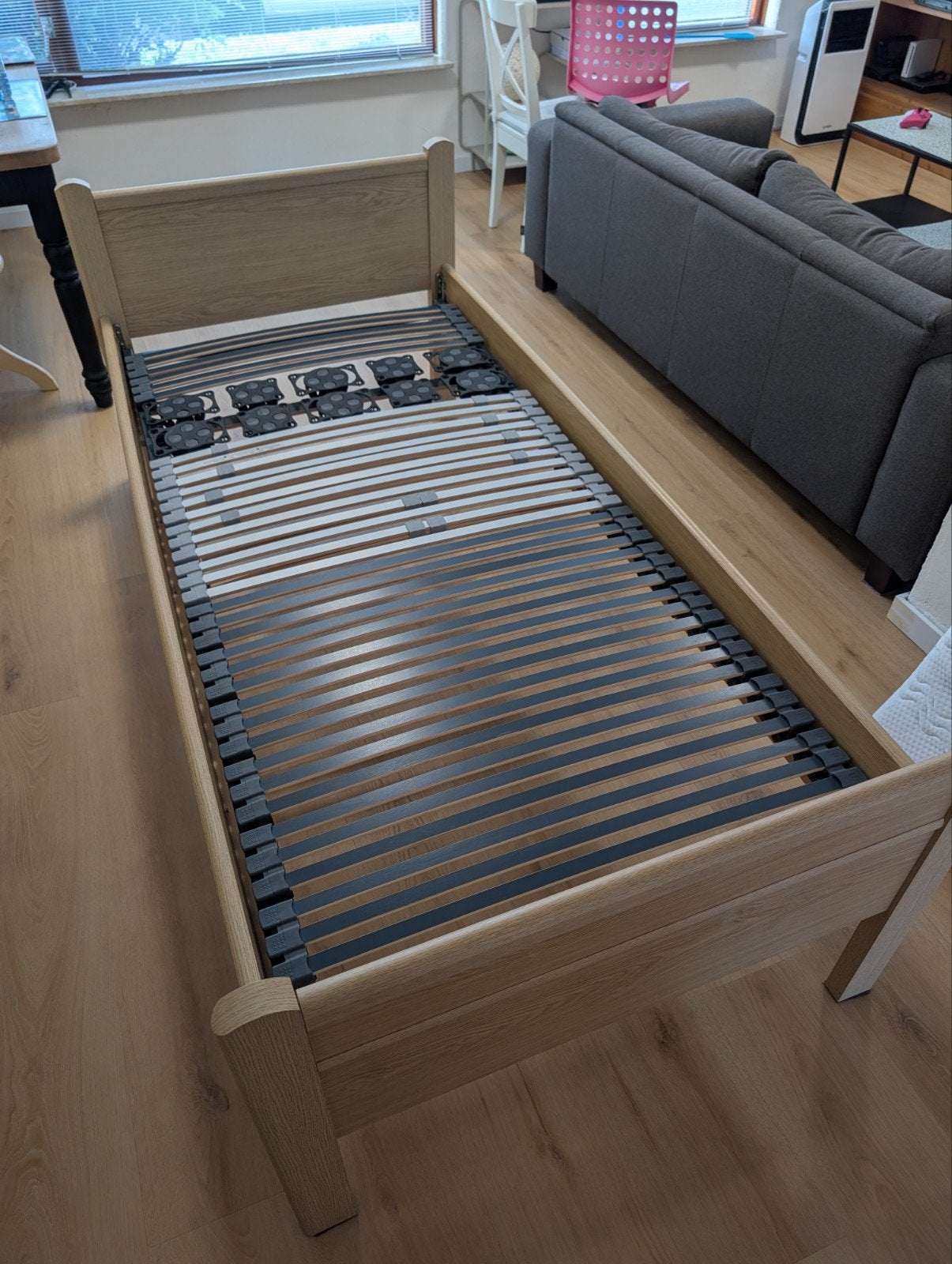 Eenpersoonsbed met lattenbodem en matras, Huis en Inrichting, Slaapkamer | Bedden, Ophalen, 90 cm, Zo goed als nieuw, 200 cm