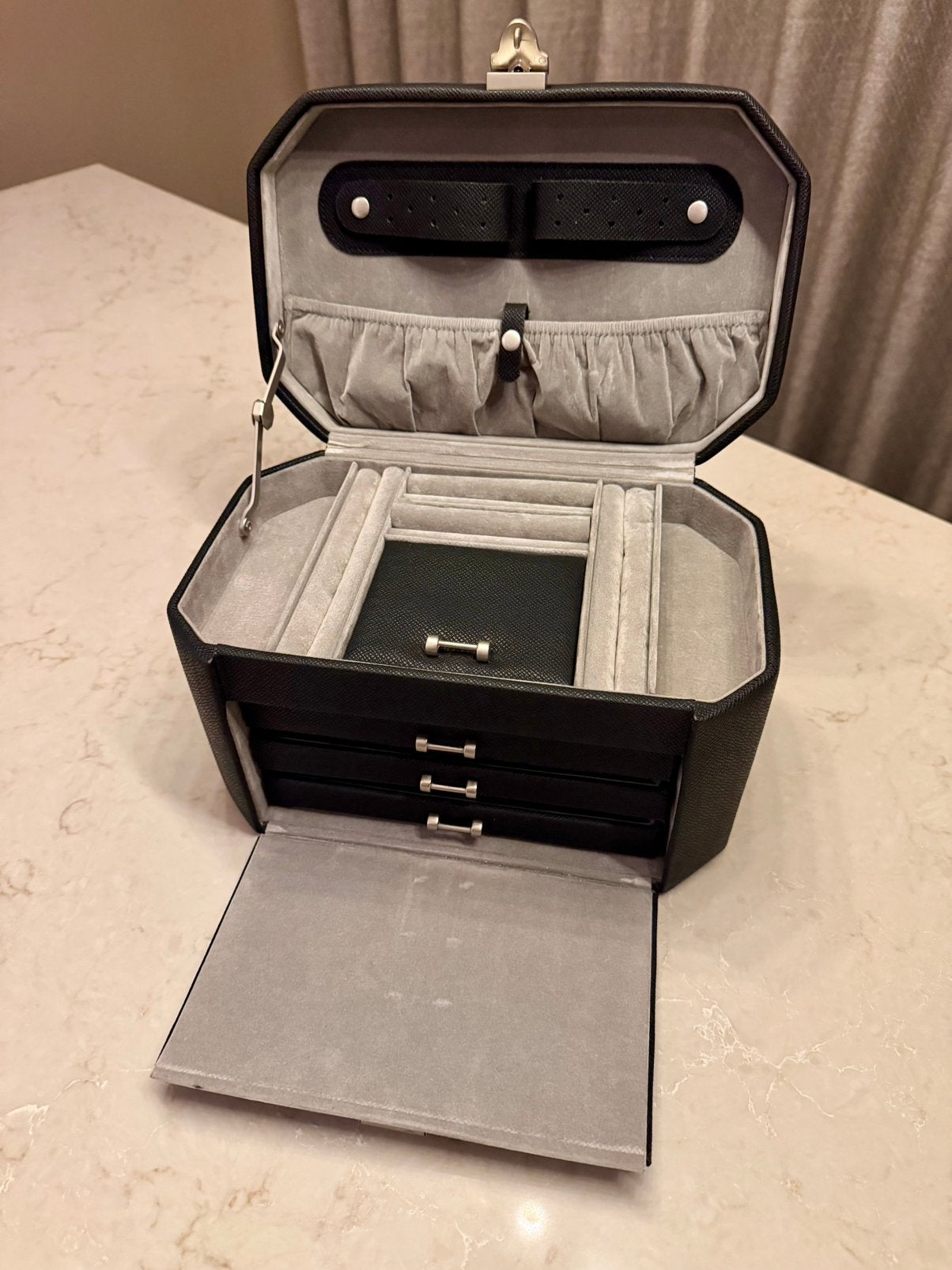 Sieraden Koffer Zwart Lades,Vakken,Gleuven, 45 tot 55 cm, Ophalen of Verzenden, Zo goed als nieuw, Slot