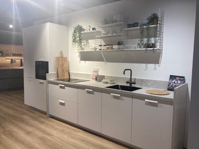 Luxe showroomkeuken wit gelakt recht met AEG apparatuur, Ophalen, Wit, Nieuw, Enkelwandige keuken