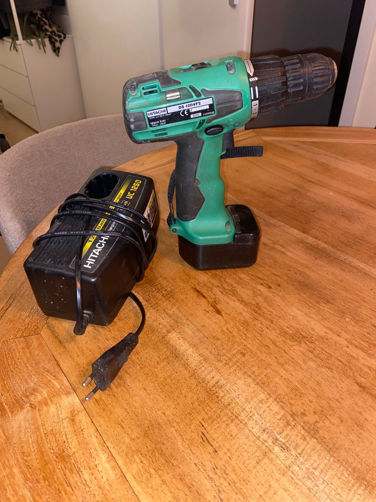 Hitachi DS 12DVF2 Boormachine met lader, Boormachine, Gebruikt, Variabele snelheid, Ophalen of Verzenden