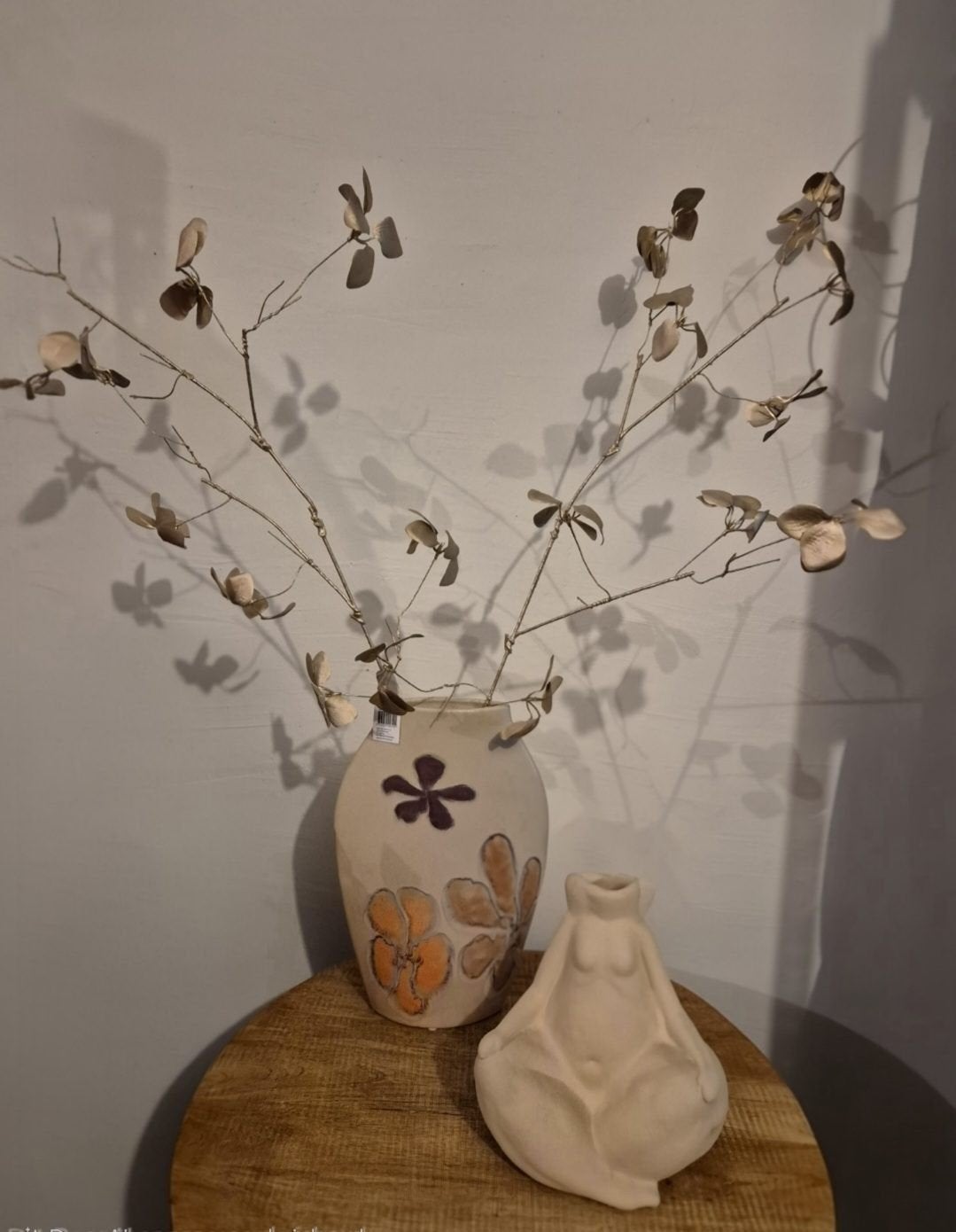 Vaas Margje S - Handbeschilderd Beige Aardewerk Bloemen, Huis en Inrichting, Woonaccessoires | Vazen, Helene Livingstyle, Overige kleuren