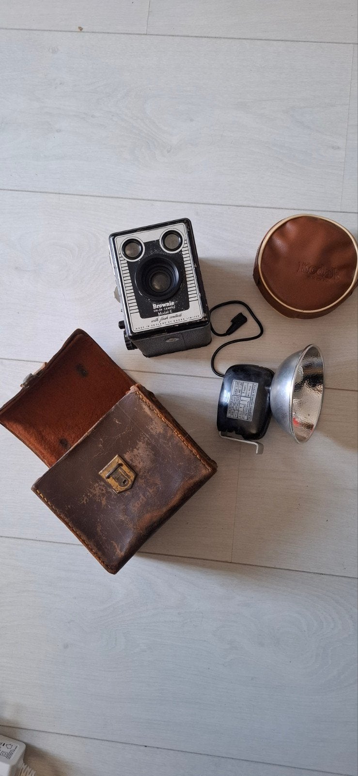 Vintage Kodak Brownie Camera met Flash en Leren Tas, Ophalen of Verzenden, Gebruikt, Compact, Kodak