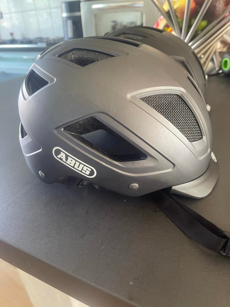 2x Abus Hyban 2.0 Fietshelm met LED-achterlicht, Ophalen, Zo goed als nieuw, M, Heer of Dame