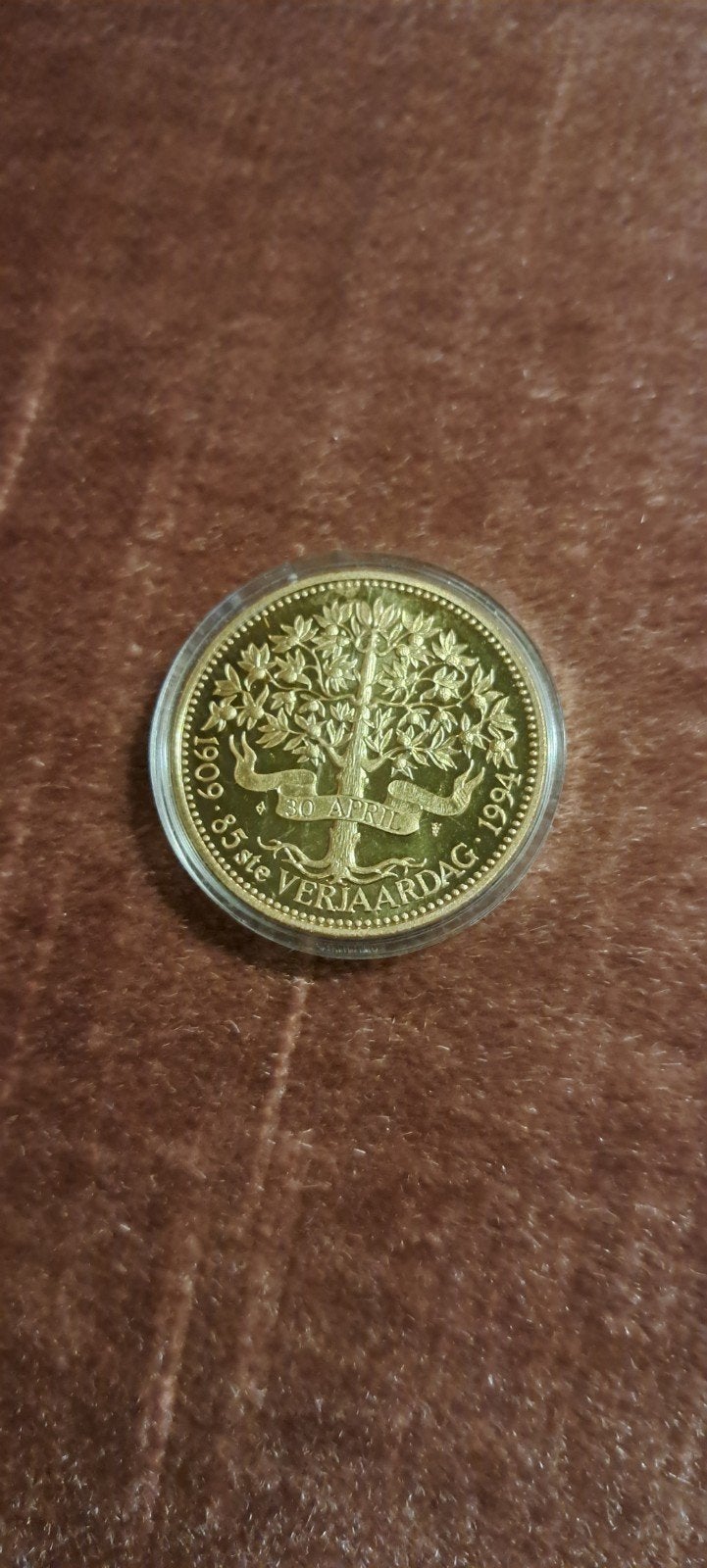 Gouden (verguld ?) munt ter gelegenheid 85ste verjaardag., Ophalen of Verzenden, Overige landen, Overige waardes