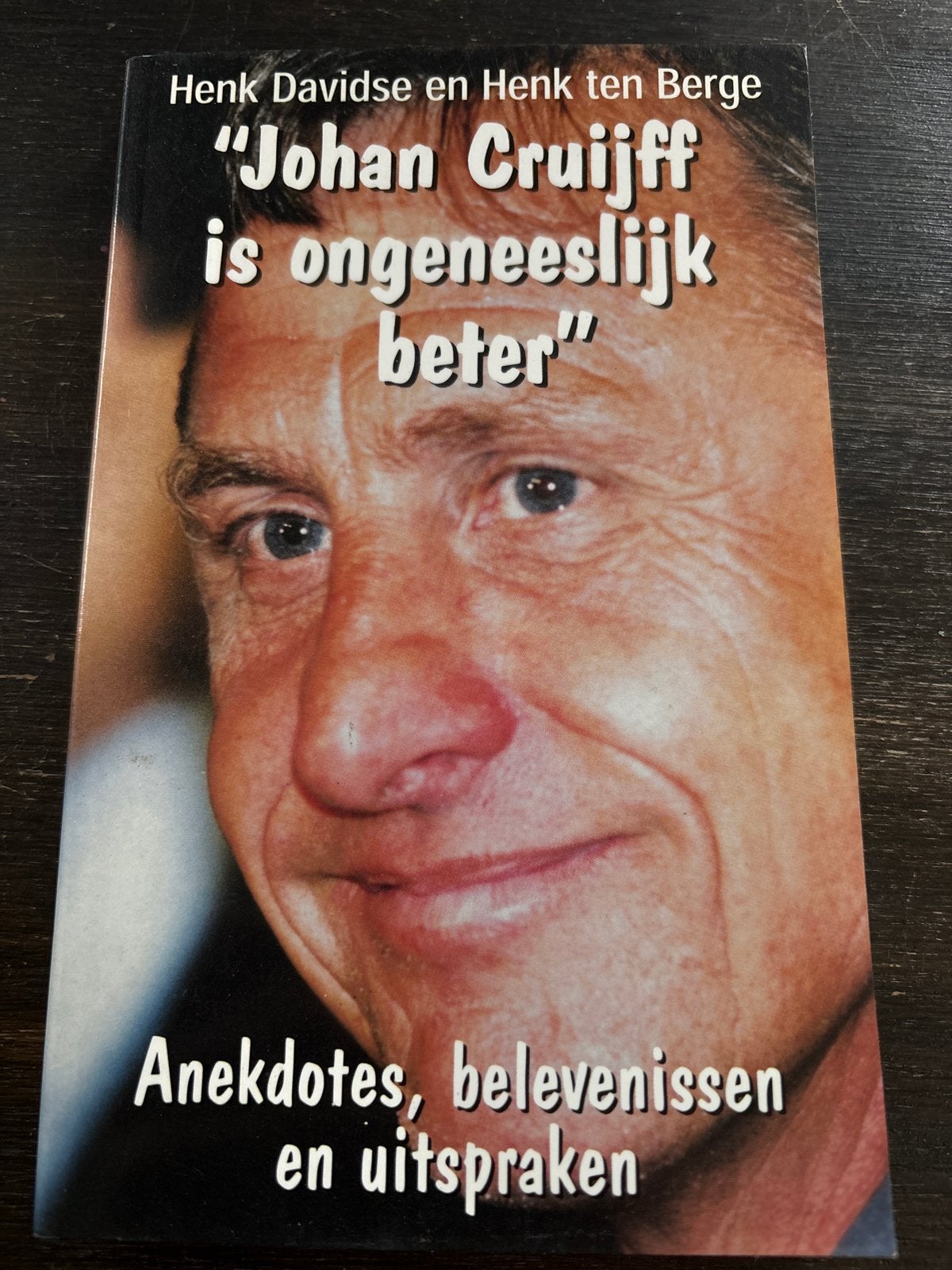 Johan Cruijff is ongeneeslijk beter - Anekdotes, Ophalen of Verzenden, Gelezen, Sport
