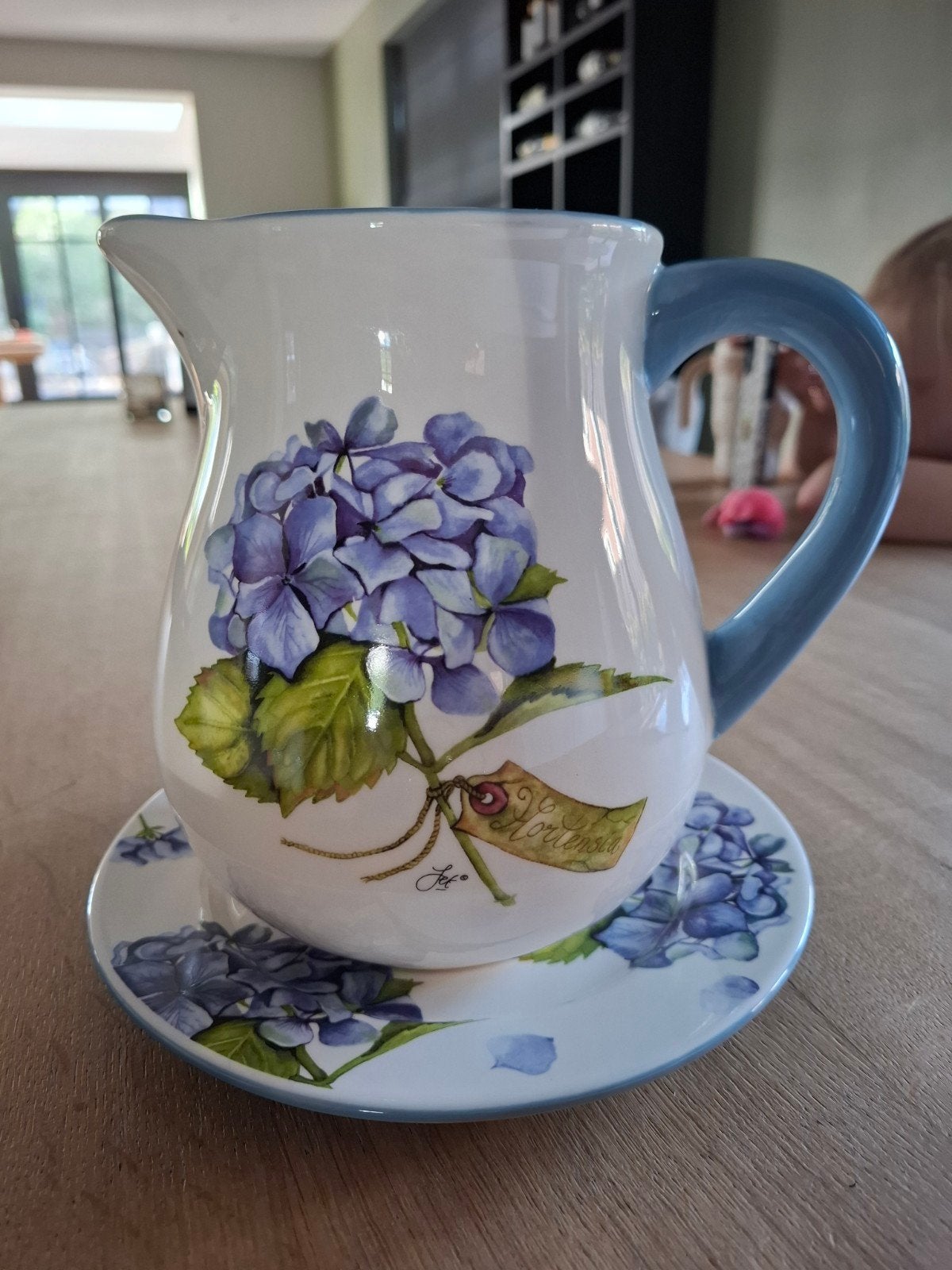 Waterkan met bord van Jet met hortensia decoratie, Huis en Inrichting, Ophalen