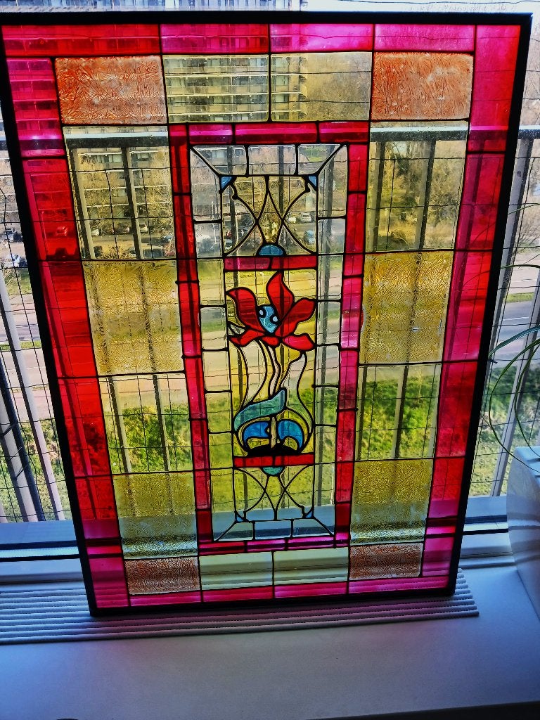Glas in lood raam 50 x 71 cm in o.a. rood geel blauw bloem, Antiek en Kunst, Ophalen