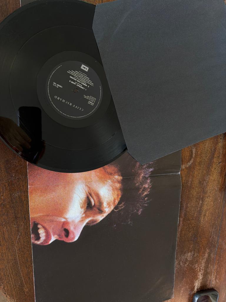 Cliff Richard - From a Distance 12" Maxi Single + Poster, Gebruikt, Inclusief poster, 1980 - 1989, Ophalen of Verzenden