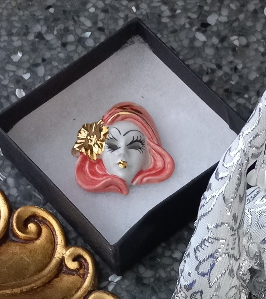 Broche Venetiaans masker roze kopje, Overige materialen, 4 tot 7 cm, Ophalen of Verzenden, Zo goed als nieuw