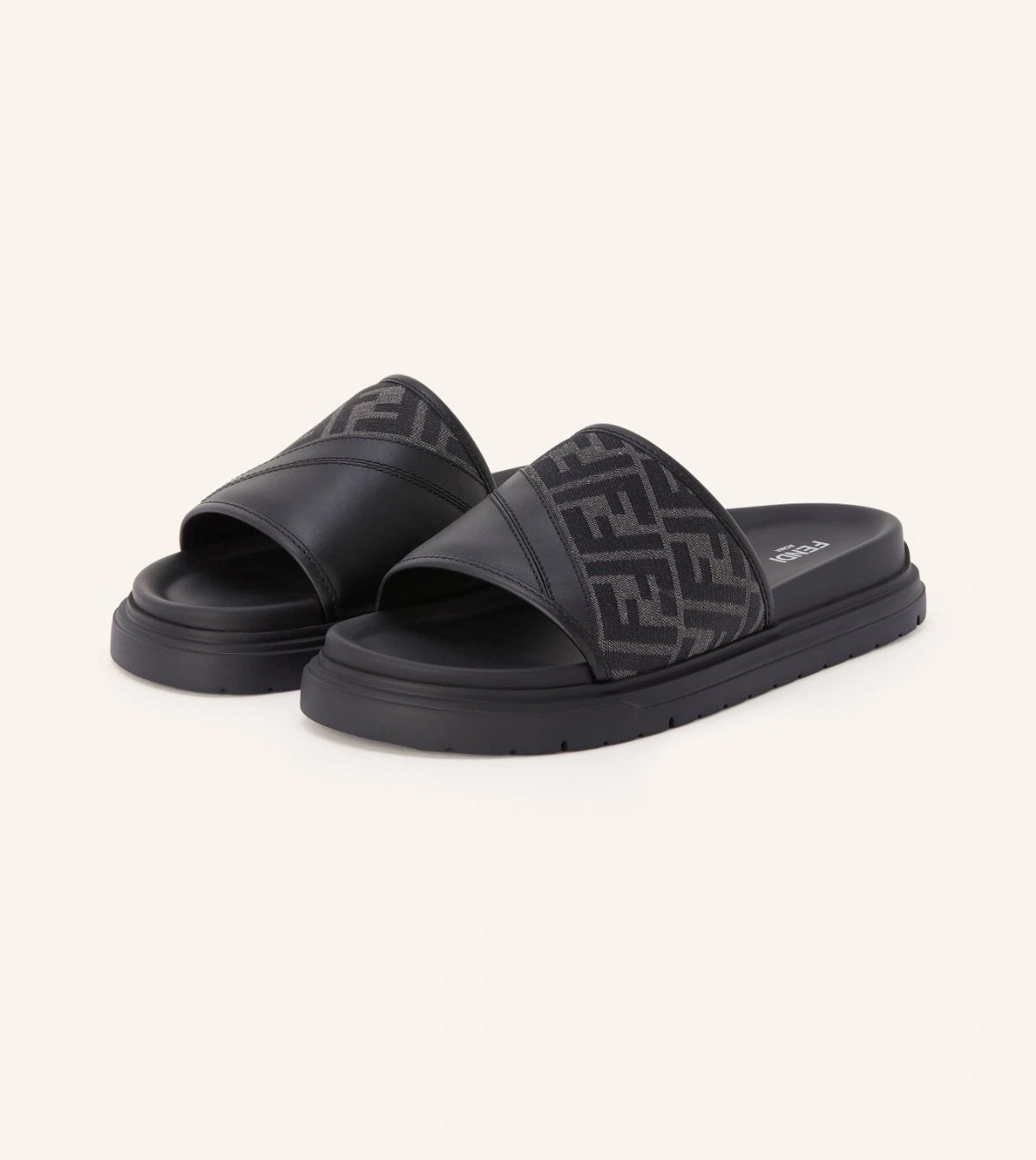 Fendi slippers zwart grijs, Kleding | Dames, Schoenen, Ophalen of Verzenden, Zo goed als nieuw, Zwart, Slippers