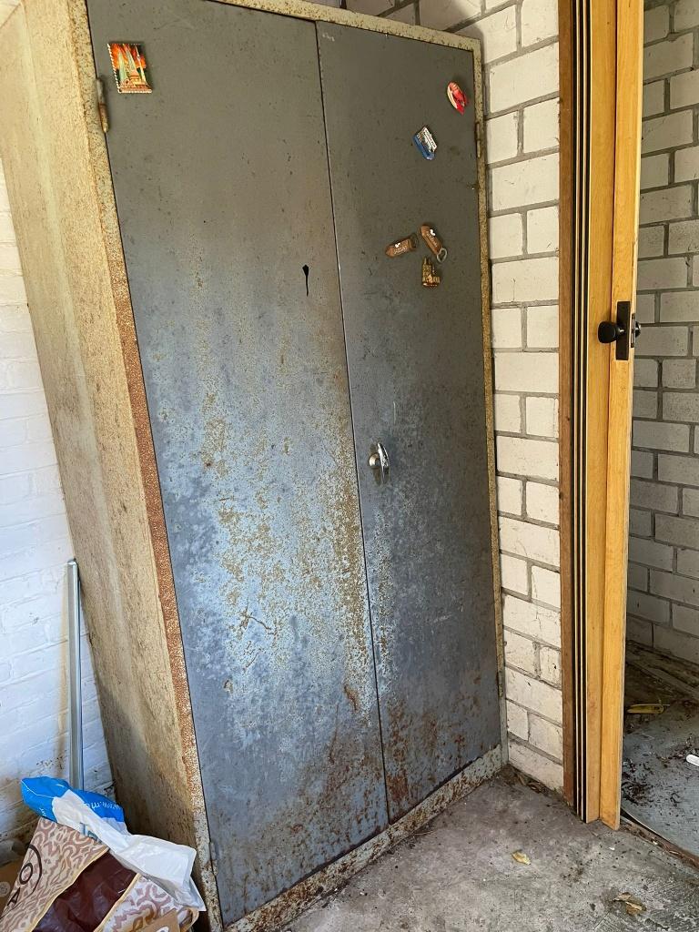 Oude metalen kast (soldatenkast), Ophalen, Gebruikt