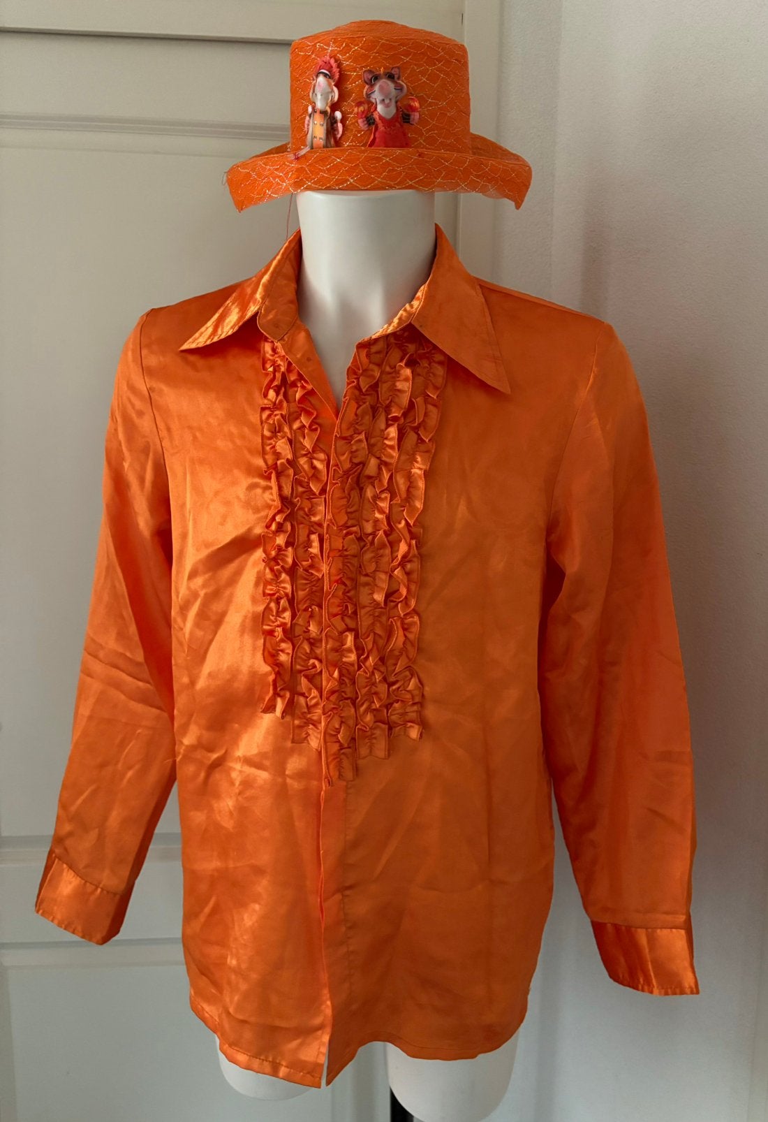 Oranje satijnen blouse met ruches + hoed Maat S Carnaval, Ophalen of Verzenden, Zo goed als nieuw, Oranje of Koningsdag