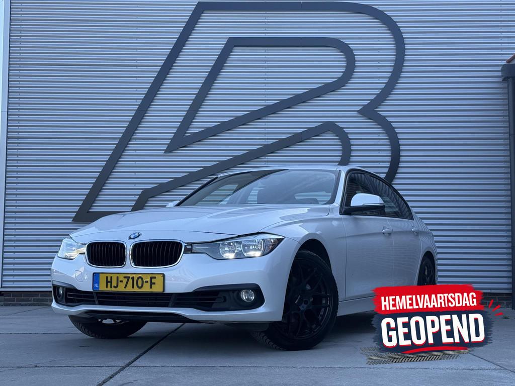 BMW 3-serie 318i Essential Navi|Clima|Cruise|PDC|Dealer Onde, Auto's, Automaat, Gebruikt, Euro 6, Wit