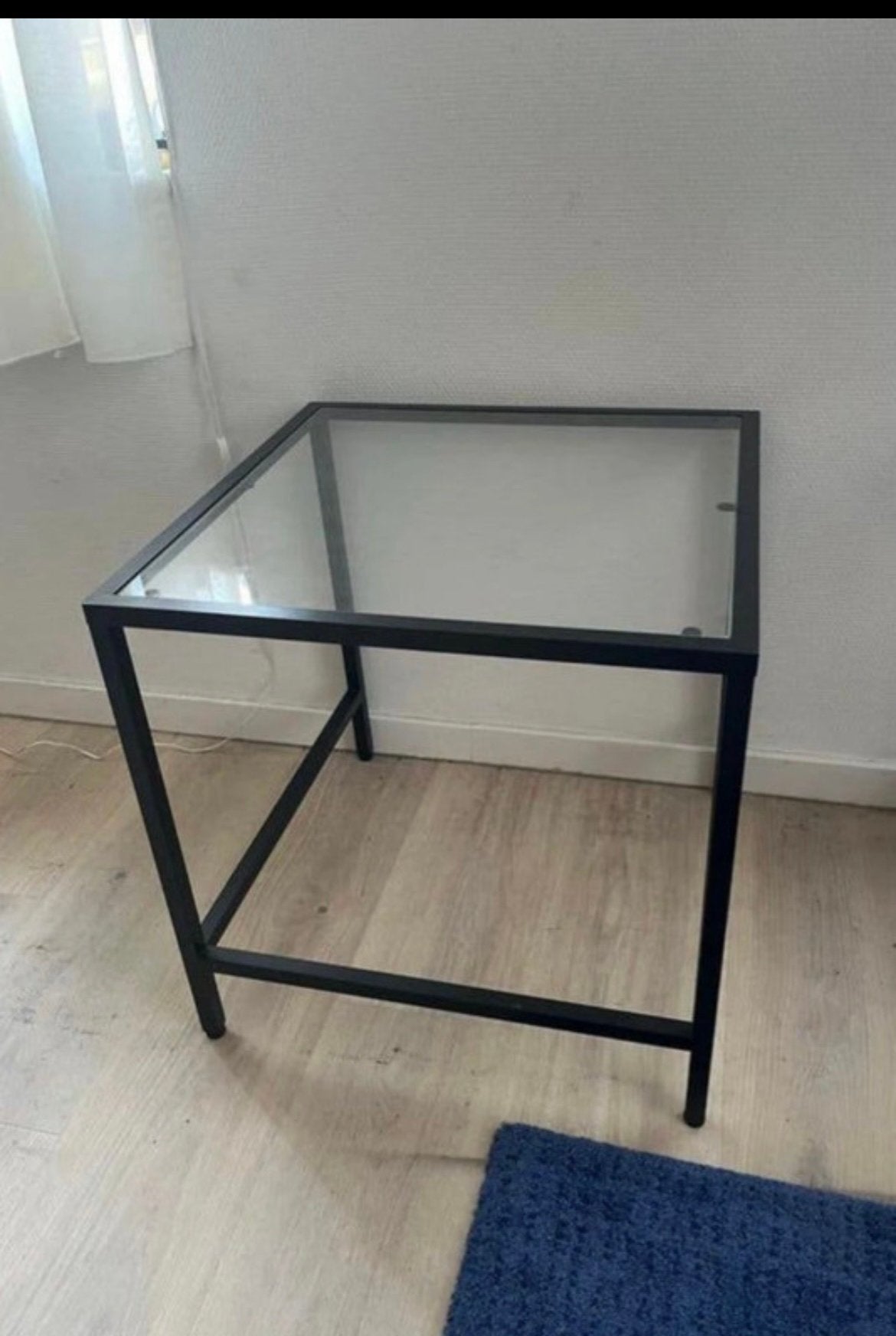 IKEA bijzettafel met glazen blad - Zo goed als nieuw, Minder dan 55 cm, Vierkant, Ophalen, 45 tot 60 cm