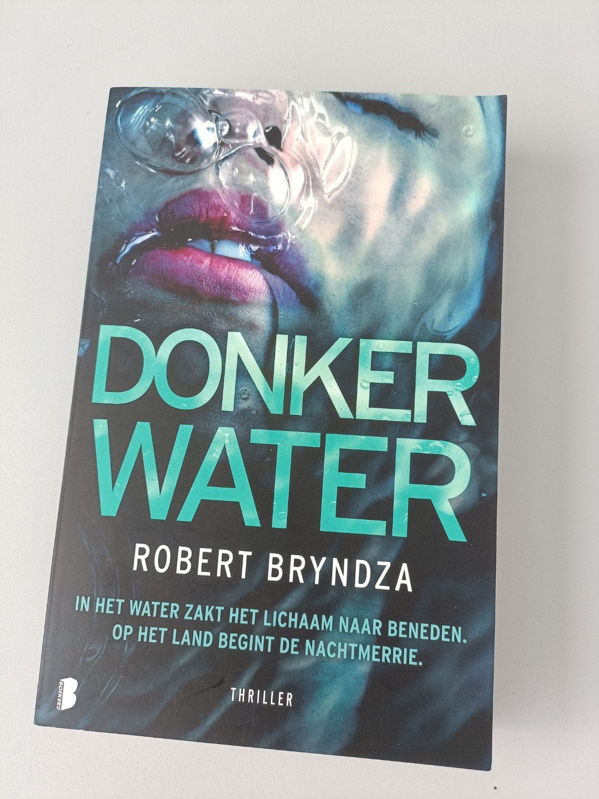 Donker Water - Robert Bryndza (Thriller), Boeken, Ophalen of Verzenden, Zo goed als nieuw, Robert Bryndza, Europa overig
