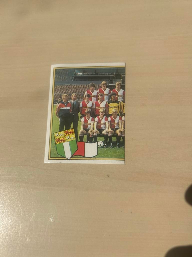 Panini Voetbal 83 Sticker Feyenoord met Willem van Hanegem, Ophalen of Verzenden, Zo goed als nieuw, Feyenoord, Poster, Plaatje of Sticker