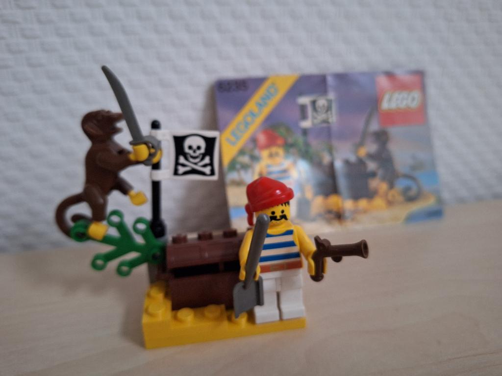 * Lego: 6235 Burried Treasure, Piraat met aap en schatkist *, Lego, Ophalen of Verzenden, Zo goed als nieuw, Inclusief minifiguren
