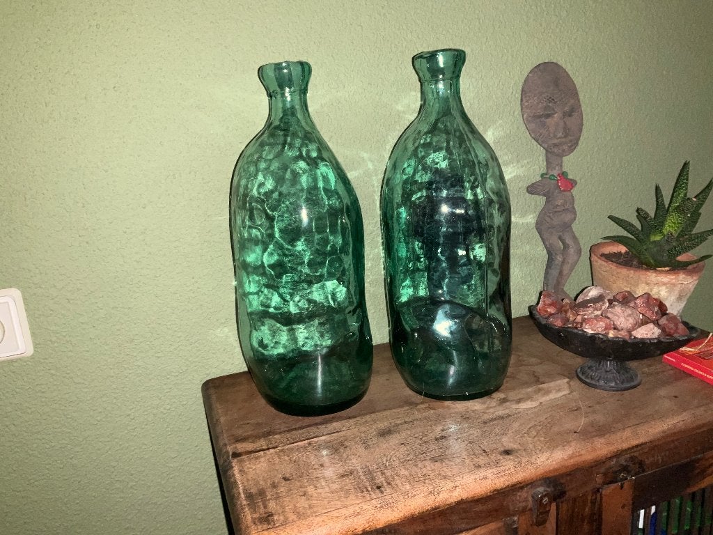 2 stuks groenkleurige vazen / flessen 36 cm hoog, Huis en Inrichting, Woonaccessoires | Vazen, Ophalen, Gebruikt, Glas, Minder dan 50 cm