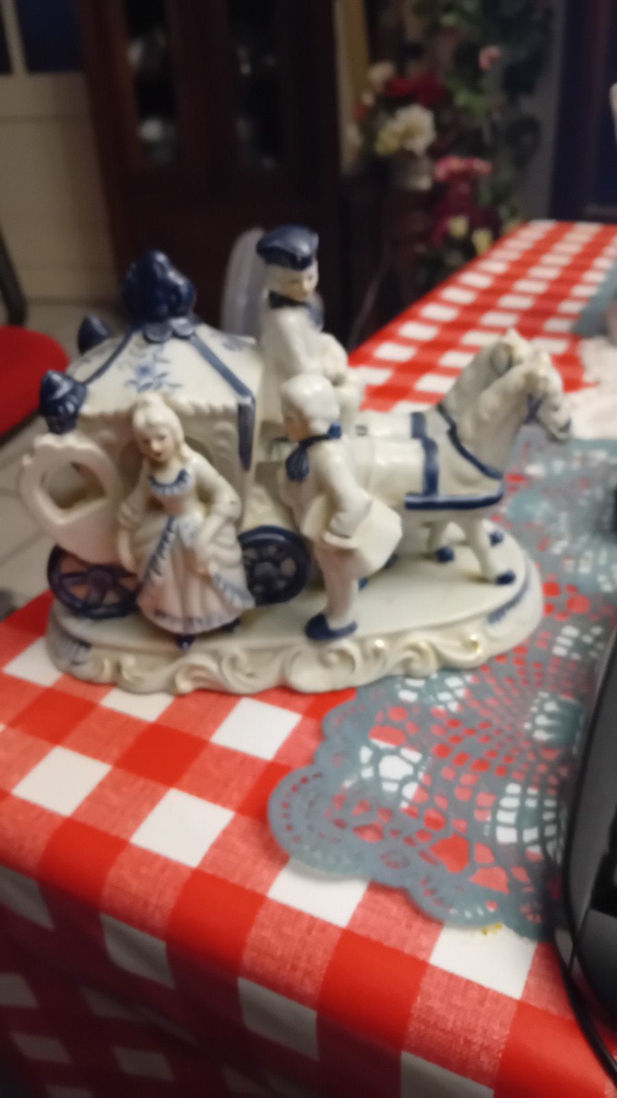 Antiek porseleinen beeldje: koets met paard en figuren, Ophalen, Gebruikt