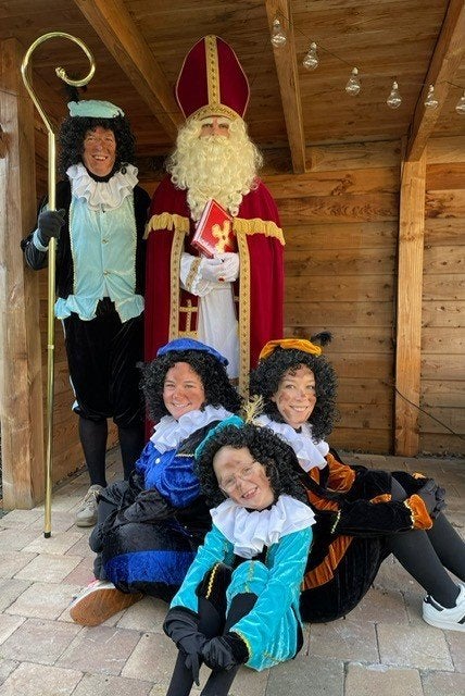 we hebben nog kostuums beschikbaar Sint 40 en Piet 15 p/d, Diversen, Sinterklaas, Ophalen, Zo goed als nieuw