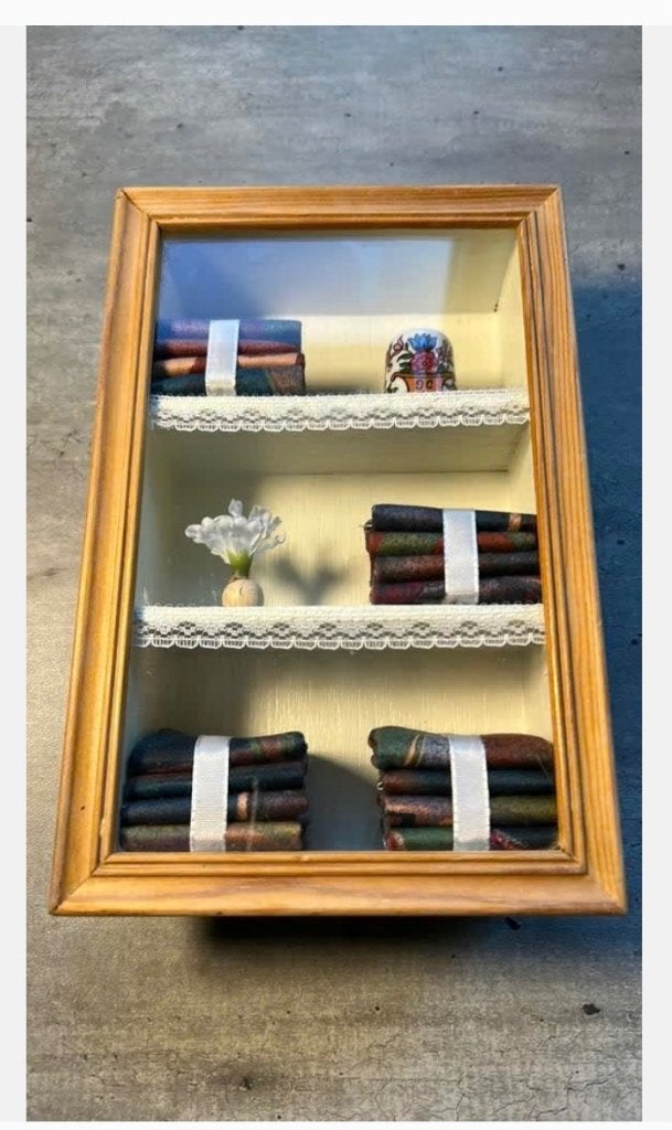 Schattig mini vitrine kastje met linnengoed en vaasjes, Ophalen of Verzenden