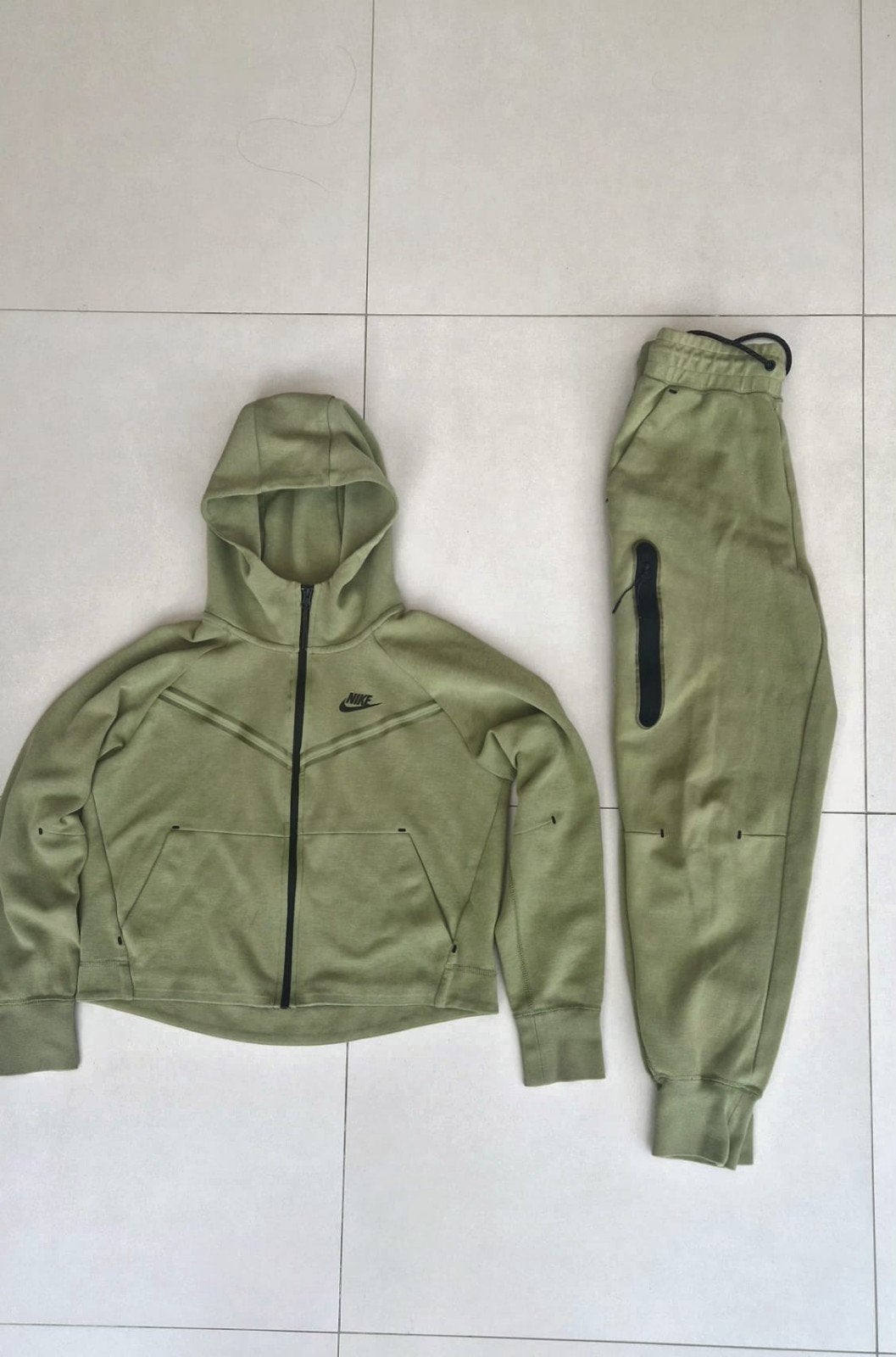 Nike Tech Fleece Trainingspak Groen Volledige Set Maat S, Nike, Nieuw, Ophalen of Verzenden, Maat 46 (S) of kleiner