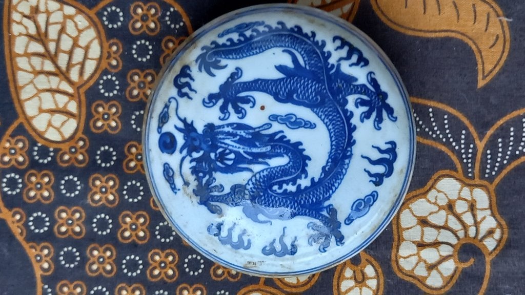 Mooi antiek Chinees doosje van porselein met een draak 9 cm., Gemerkt, Steen/keramiek, Doos, Ophalen of Verzenden