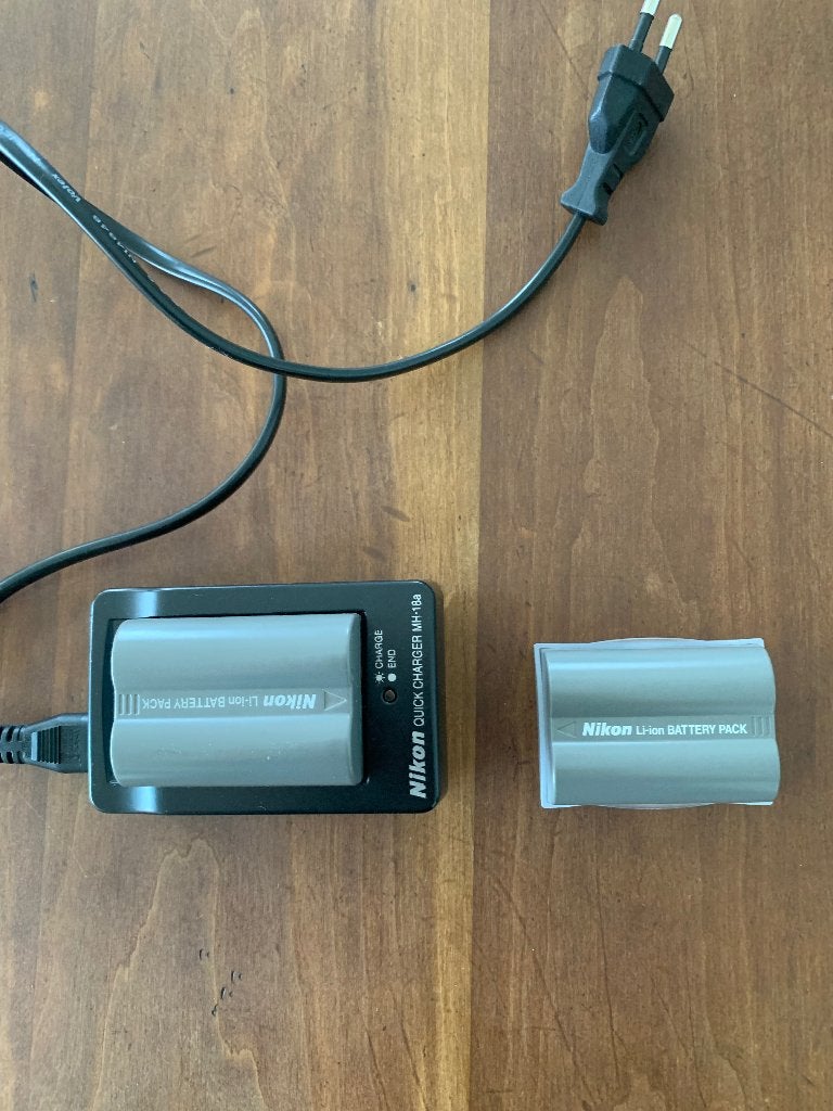 2x Nikon Li-ion Battery Pack met oplader, Ophalen of Verzenden, Gebruikt, Oplaadbaar