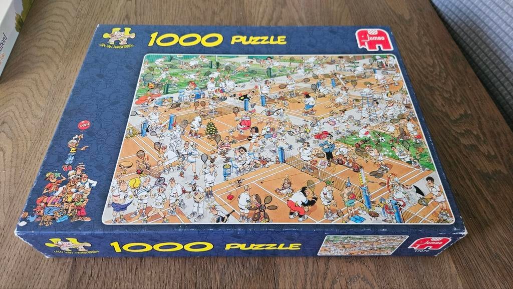 Van Haasteren puzzel 'De Tennisbaan'., Ophalen of Verzenden, 500 t/m 1500 stukjes, Zo goed als nieuw