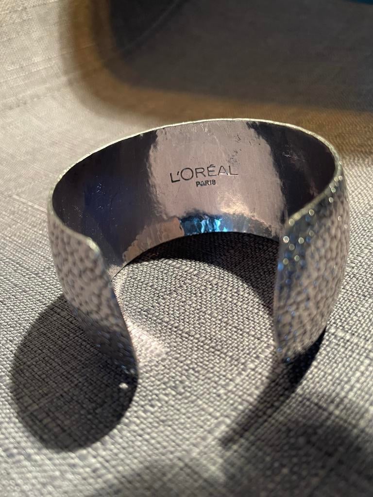 Stijlvolle L'Oréal Manchet Armband - Zilverkleurig, Sieraden, Tassen en Uiterlijk, Armbanden, Zo goed als nieuw, Overige materialen