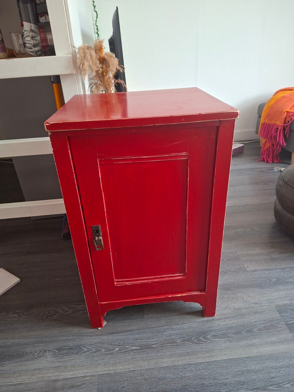 Vintage rood kastje met paneeldeur, Ophalen