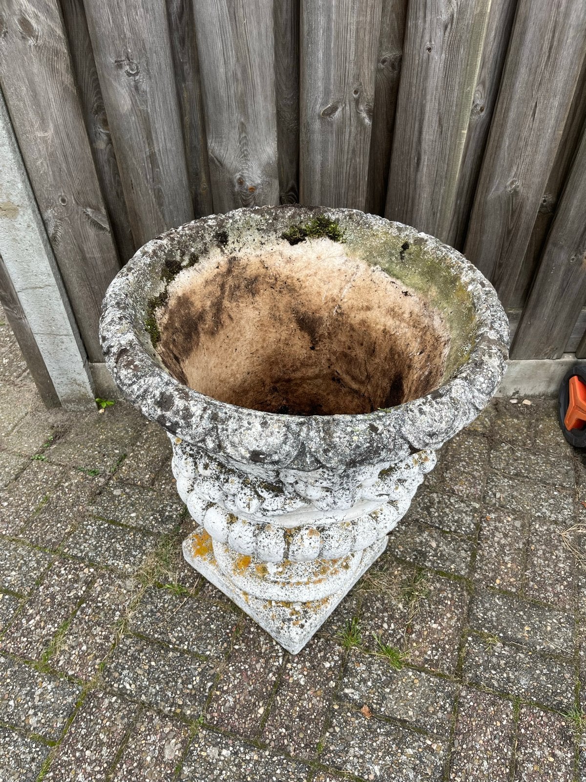 Grote stenen bloempot met leeuwenkoppen, Tuin en Terras, Ophalen, Gebruikt, Rond, 60 tot 100 cm