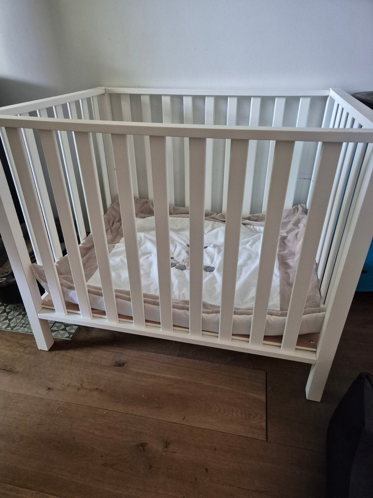 Witte box met boxkleed, 2 standen verstelbaar, Kinderen en Baby's, Boxen, Ophalen, Zo goed als nieuw, Vierkant, In hoogte verstelbaar